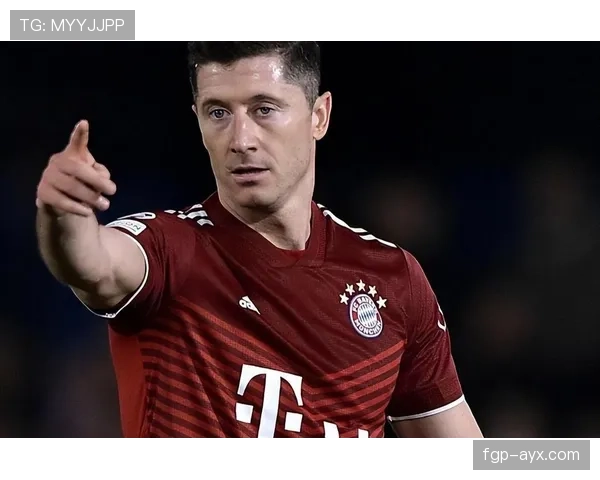 莱万终结效率与战术支点能力解析：是否顶级全能中锋