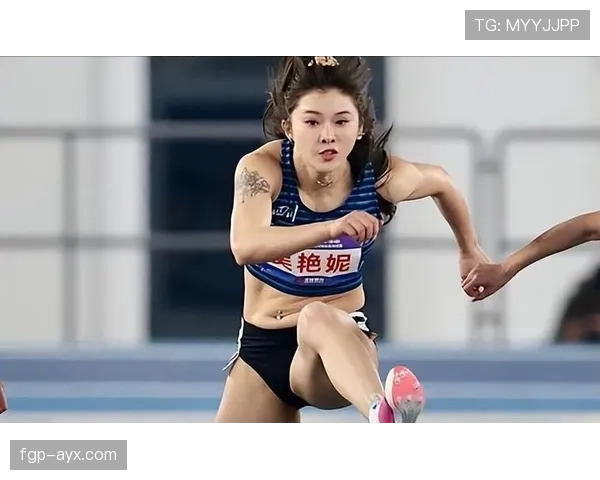 吴艳妮下场一换鞋，训练服瞬间变红毯，我以为自己走错频道